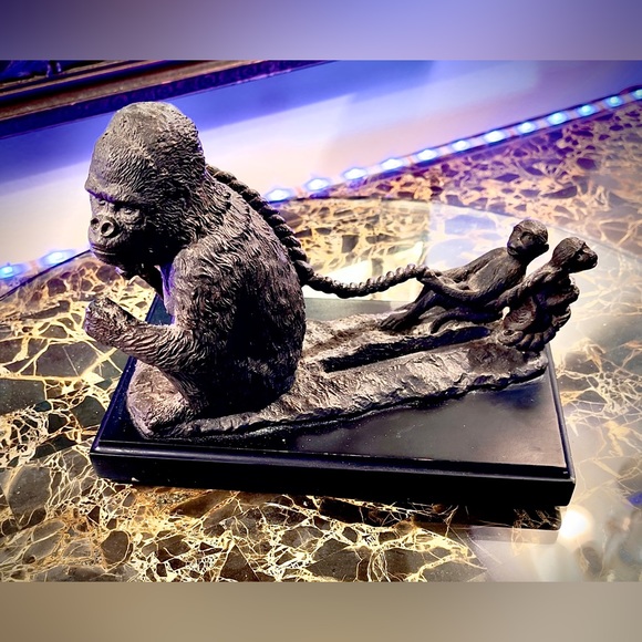 Gorilla pulling baby gorillas Card Holder - Picture 2 of 7